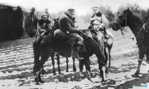 Józef Piłsudski wraz z kawalerzystami legionowymi na drodze z Limanowej do Kamienicy, 10.12.1914 r. 